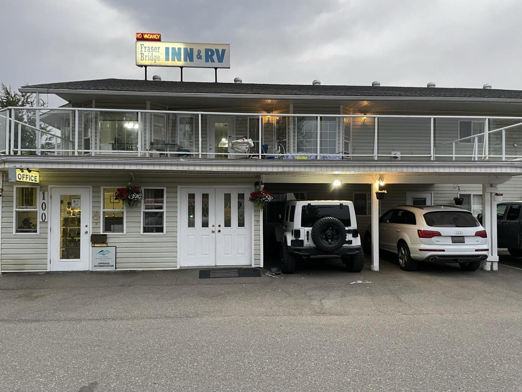 Fraser Bridge Inn Quesnel Exterior foto